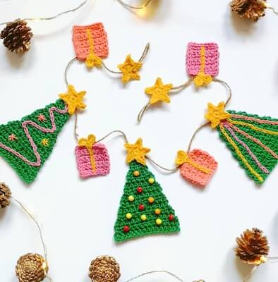 Crochet Christmas Garland Pattern by Melly Elly Crafts