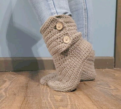 Crochet Slipper Socks Pattern by ToyslabCreations