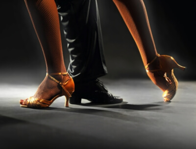 Find the perfect outfit and the ideal ballroom dance shoes