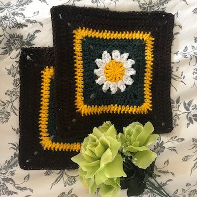 Daisy Square Free Crochet Pattern by Carroway Crochet