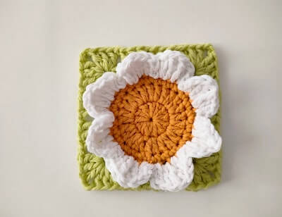 Easy Daisy Granny Square Crochet Pattern by Simple Patterns For You