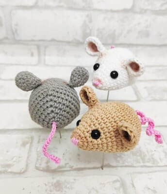 Crochet Cat Toy Mouse Pattern by Lovellly Days