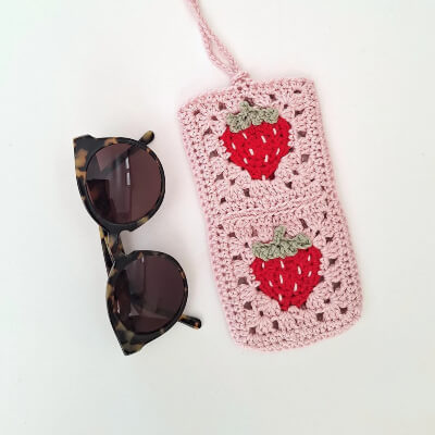 Crochet Strawberry Granny Square Glasses Pouch Pattern by Hibouchoucaillou