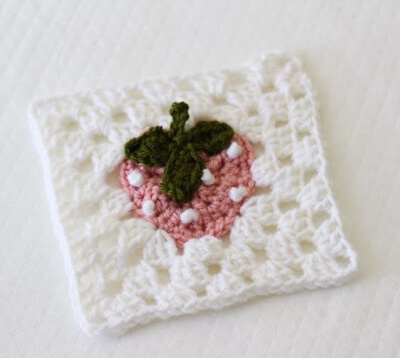 Free Strawberry Granny Square Crochet Pattern by Sewrella